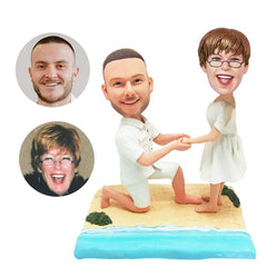 customized proposa bobbleheads figuresl couple on sandbeach