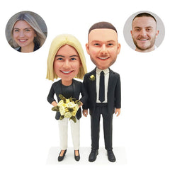 personalised bobble heads figurine couple holding a bunch of flowers