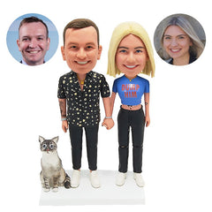 customised bobbleheads figures couple holding hands with a pet