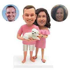 personalized bobbleheads figures couple holding a pet