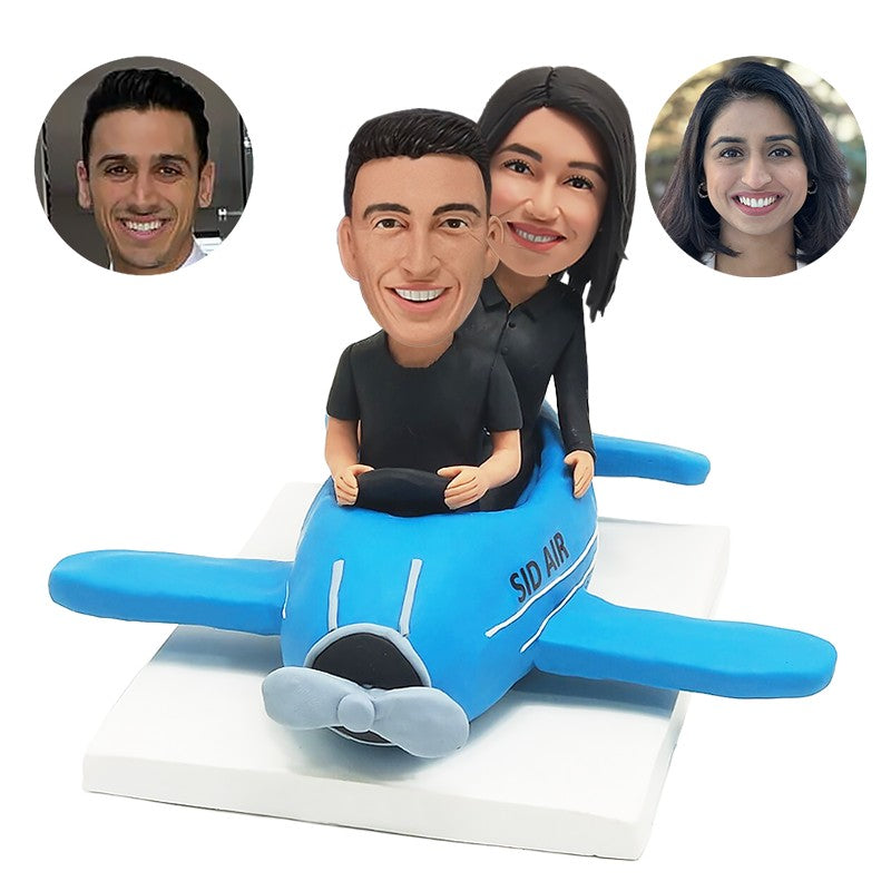 personalised bobbleheads figures traveller couple flying an airplane
